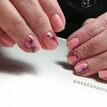 маникюр с цветя