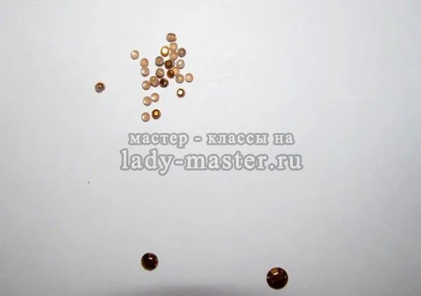 маникюр с кристали под черна рокля