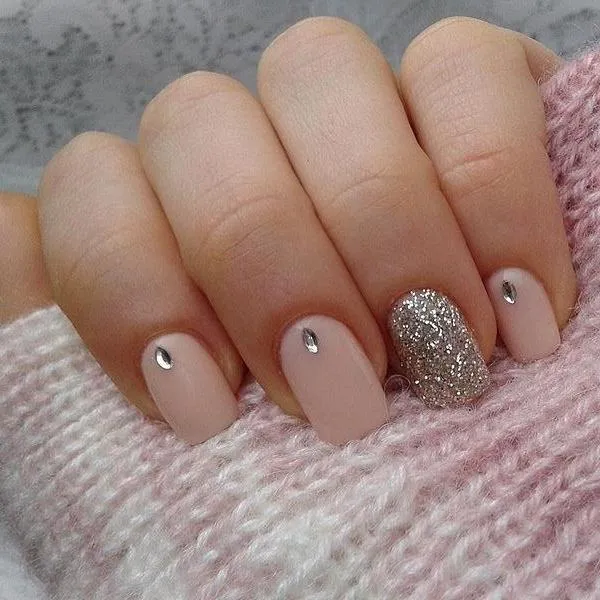 жълт маникюр
