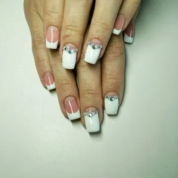 бели нокти