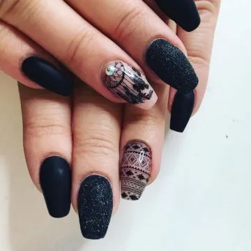 бели матови нокти
