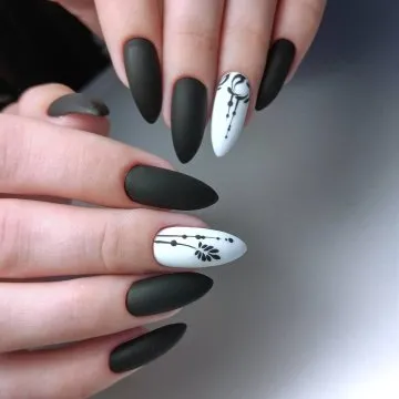 черни и бели нокти