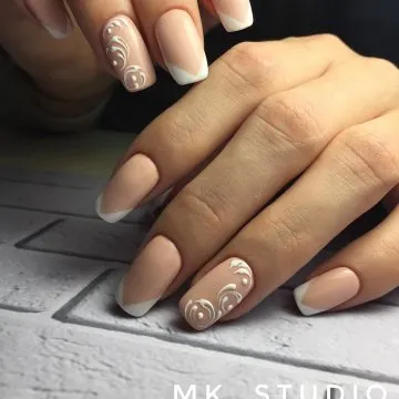 красив нежен маникюр
