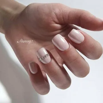 красив нежен маникюр