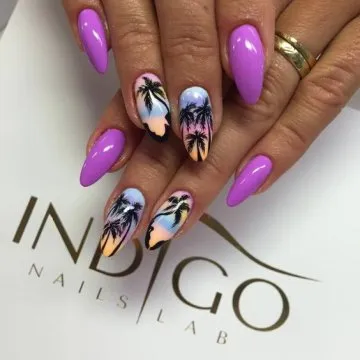 маникюр в морето през лятото на 2020 година