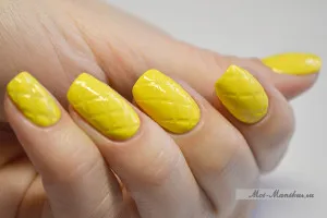 жълт маникюр с лак
