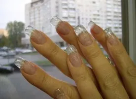 бял маникюр