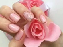 бял розов маникюр