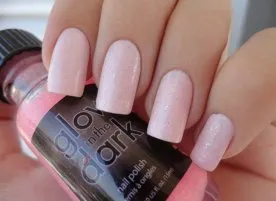 бял розов маникюр