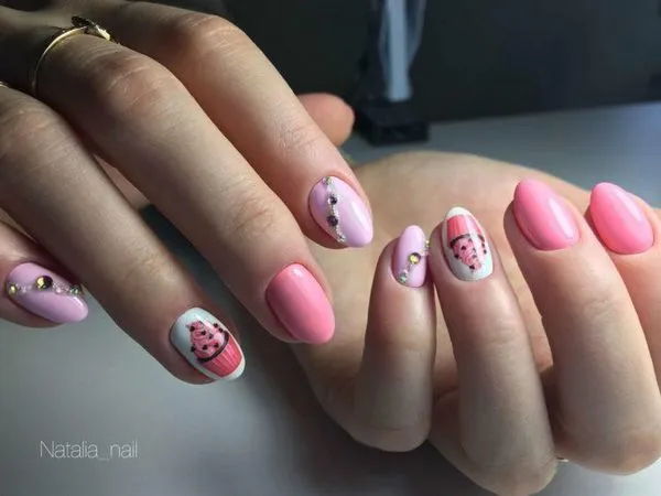 бял розов маникюр