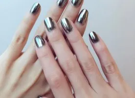 бял маникюр