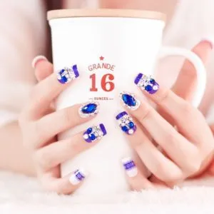 бял маникюр