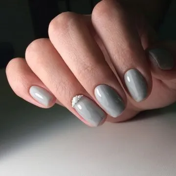 снимка на сив маникюр