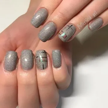 снимка на сив маникюр