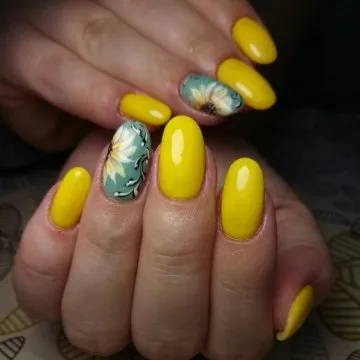 жълт маникюр