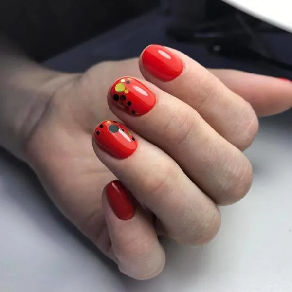 бял маникюр