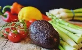 față