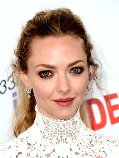 seyfried megszülte