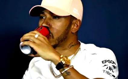 lewis eszik