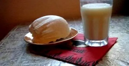 történik