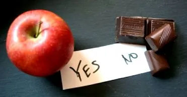 indítja