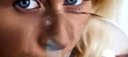 feltárja