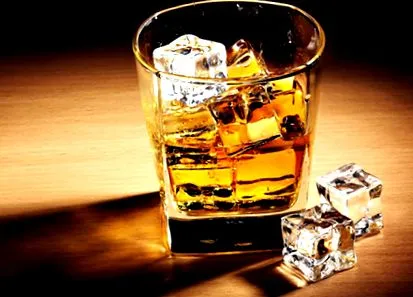 meglepő whisky-ivás
