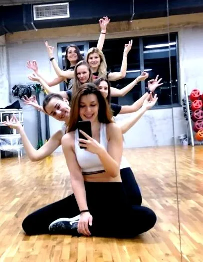 mosolyogva mosolyogva