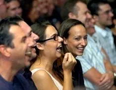zene nevetés