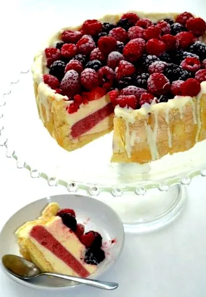 Charlotte torta tetején