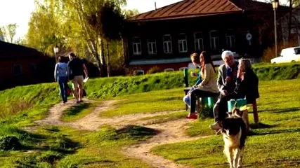 három három