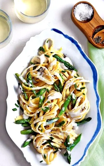 spárga Fettuccine Alfredo