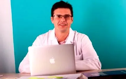 alapítójával daniel