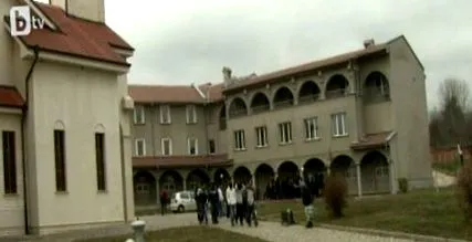 étellel táplálja