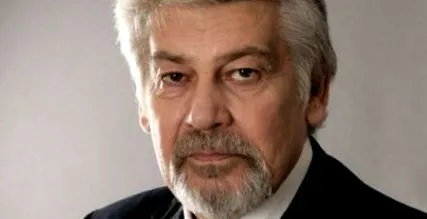 legyőzi mosolyogva