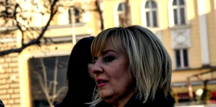 változni