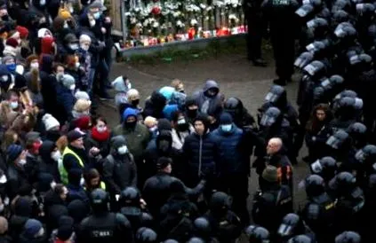 több tartóztattak