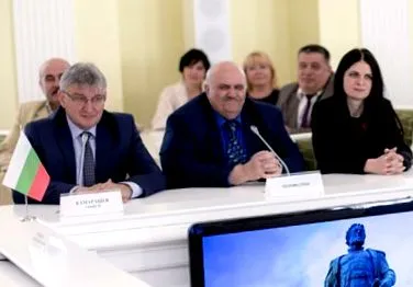 bővíti