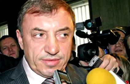 embere tiltakozás