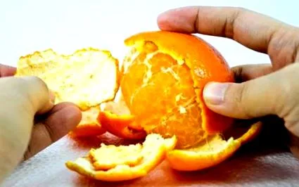 kosárba dobja