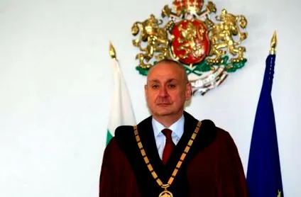 velchevet egyhangúlag