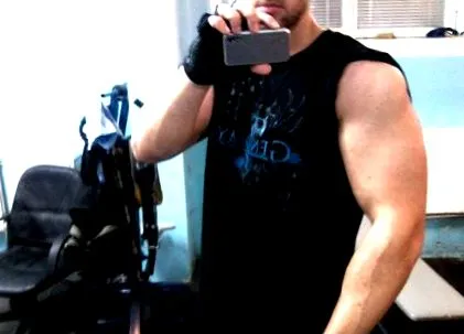 biceps brutális