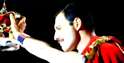 egyre hangosabb Freddie Mercury