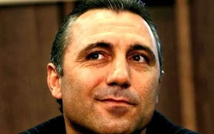 tett esküt