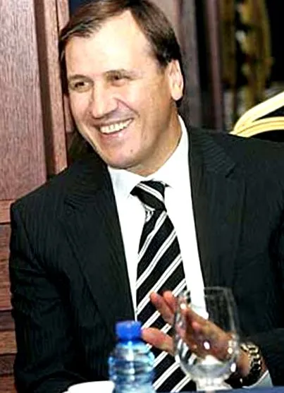 játékosával lehet