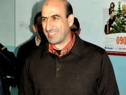azért azért