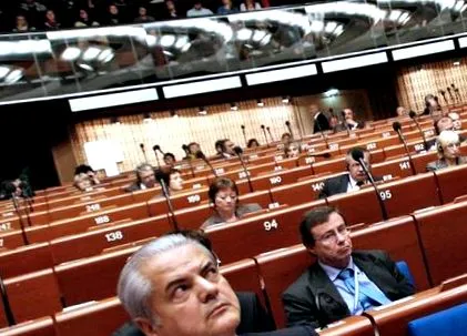 pace elítélte