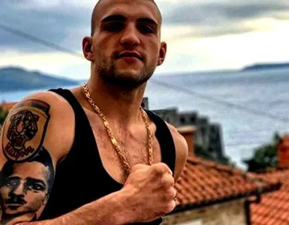 kezében egyik