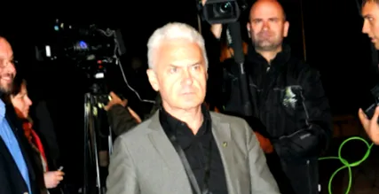evakuálja