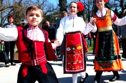 emberekkel zsákokkal
